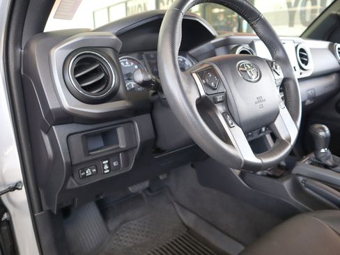Used 2018 Toyota Tacoma TRD Sport image 40