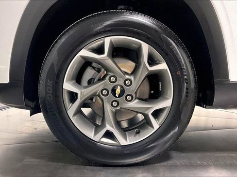 Used 2025 Chevrolet Trax LT w/ LT Convenience Package image 9