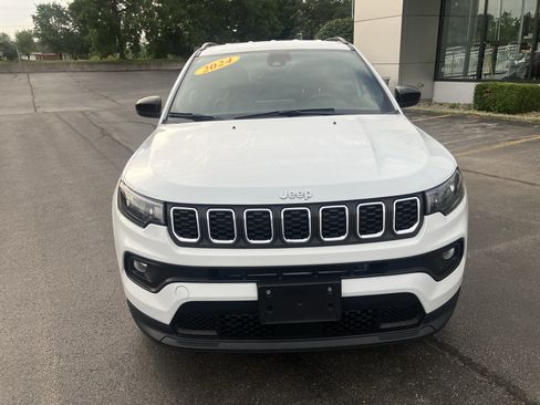 Used 2024 Jeep Compass Latitude AWD/4WD image 2