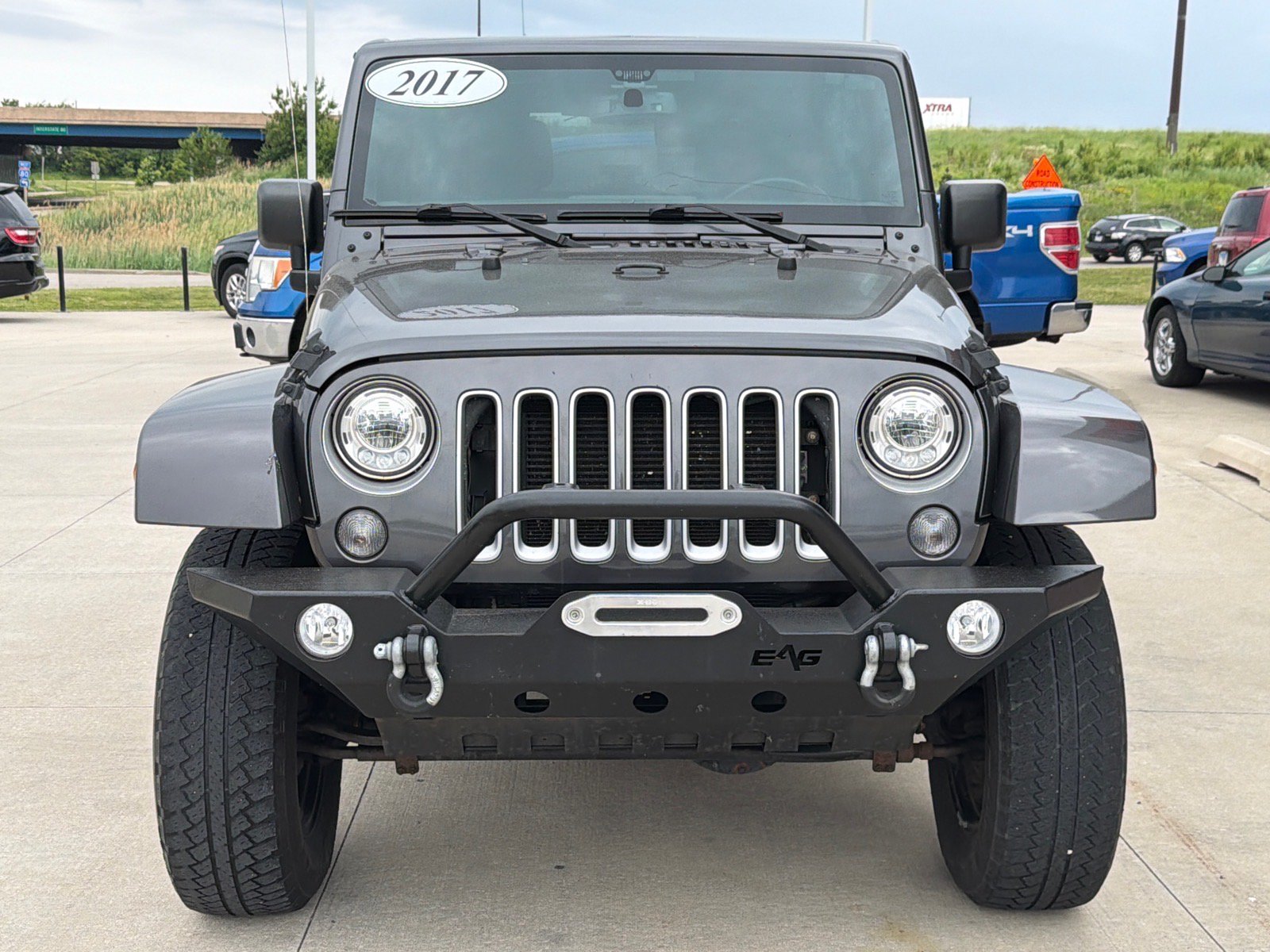 Used 2017 Jeep Wrangler Unlimited Sahara w/ Connectivity Group AWD/4WD image 3