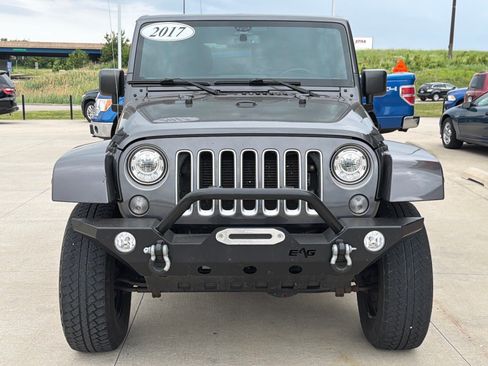 Used 2017 Jeep Wrangler Unlimited Sahara w/ Connectivity Group AWD/4WD image 3