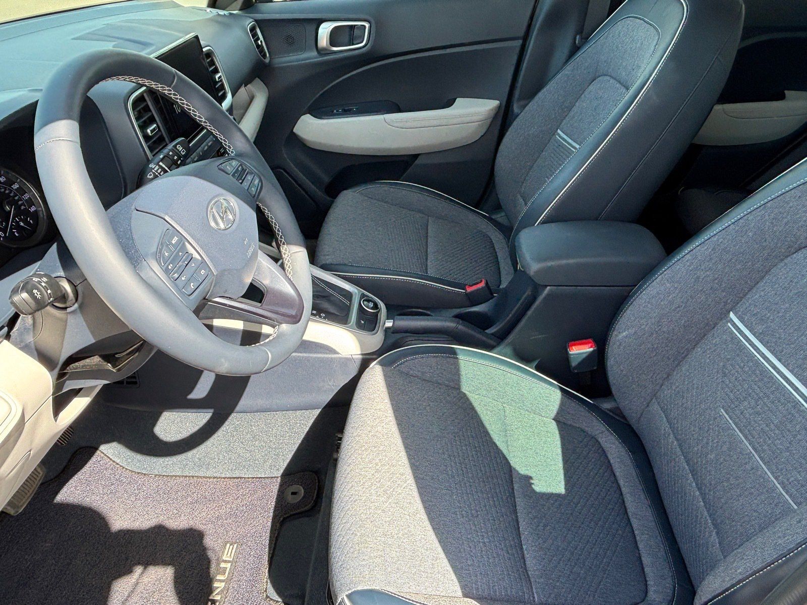 Used 2021 Hyundai Venue FWD image 21