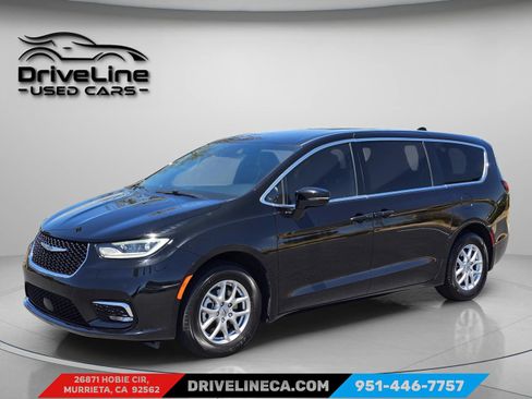 Used 2025 Chrysler Pacifica Select FWD image 11