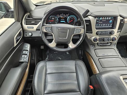 Used 2020 GMC Yukon Denali w/ Denali Premium Package image 16