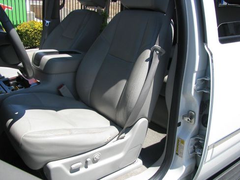 Used 2009 Chevrolet Suburban LTZ RWD image 11