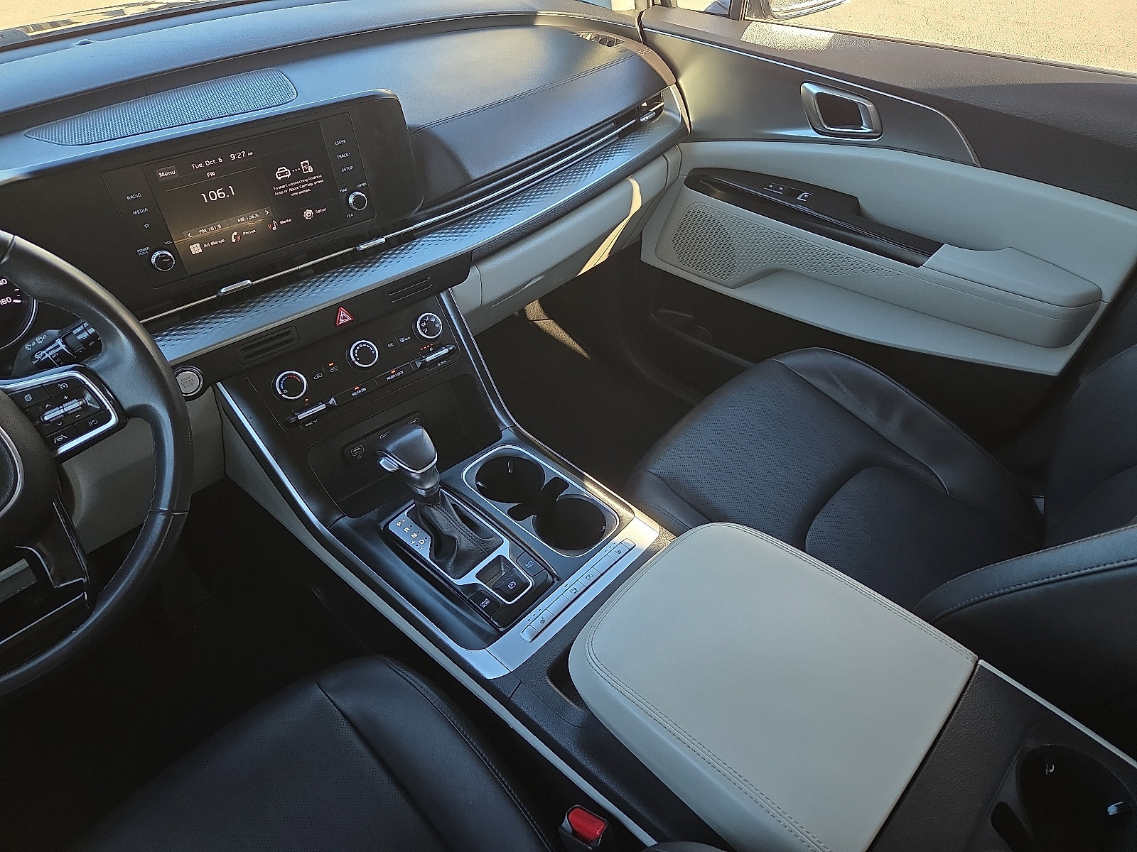 Used 2023 Kia Carnival LX FWD image 12