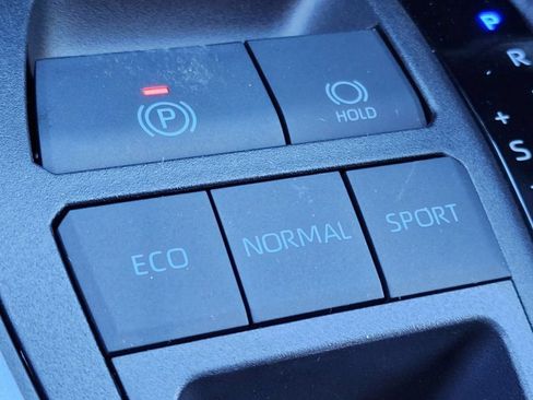 Used 2023 Toyota RAV4 LE FWD image 5