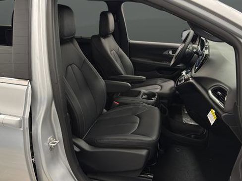 New 2026 Chrysler Voyager LX image 24