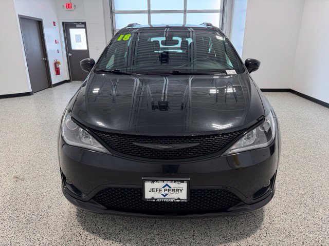 Used 2018 Chrysler Pacifica Touring-L w/ Premium Audio Group FWD image 7