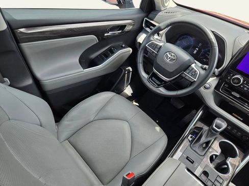 Used 2023 Toyota Highlander Limited FWD image 18