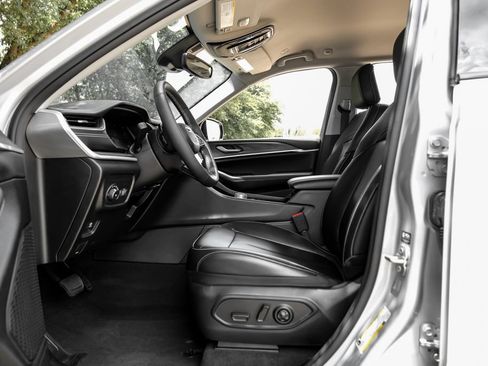 Used 2023 Jeep Grand Cherokee Limited AWD/4WD image 43