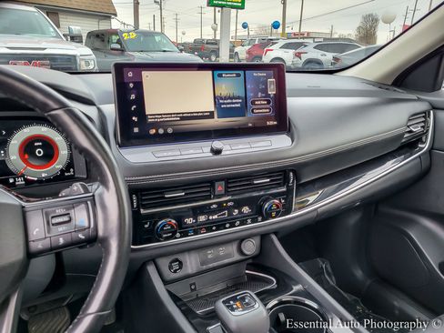 Used 2025 Nissan Rogue SL w/ Tech Package image 24