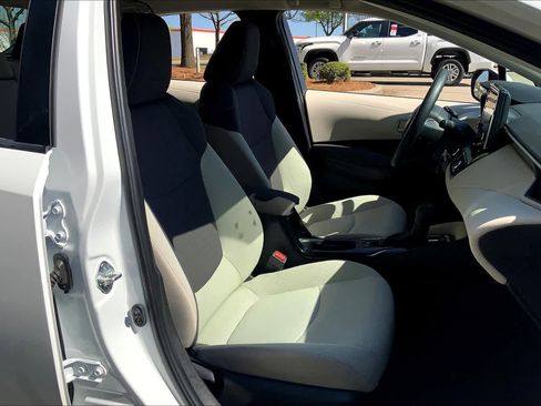 Used 2022 Toyota Corolla LE image 9