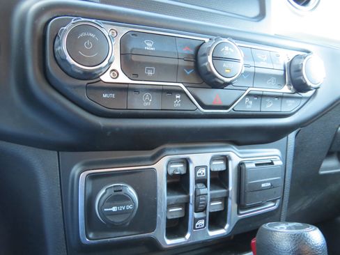 Used 2019 Jeep Wrangler Unlimited Sahara w/ Safety Group image 28