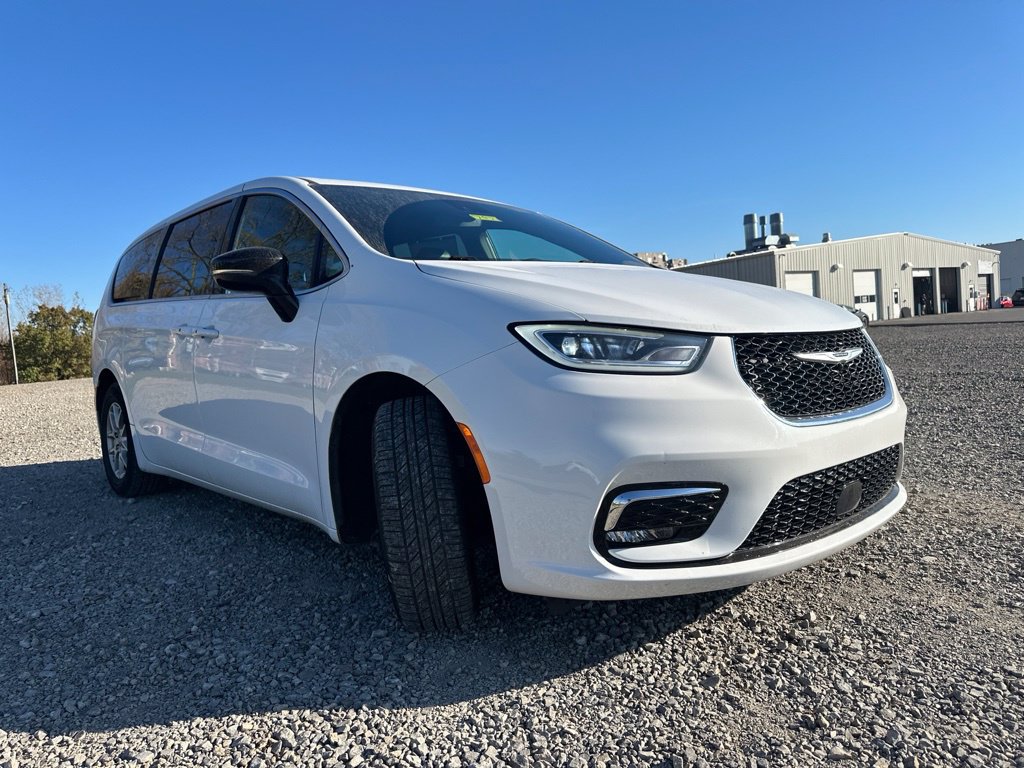 Used 2025 Chrysler Pacifica Select FWD image 12