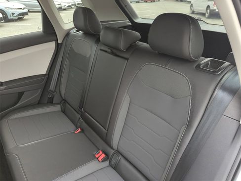 Used 2025 Volkswagen Taos SE image 29