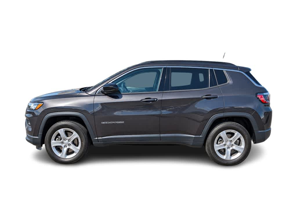 Used 2023 Jeep Compass Latitude w/ Convenience Group AWD/4WD image 3