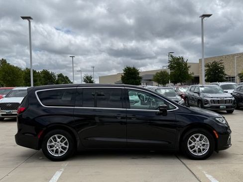 Used 2023 Chrysler Pacifica Touring-L FWD image 5