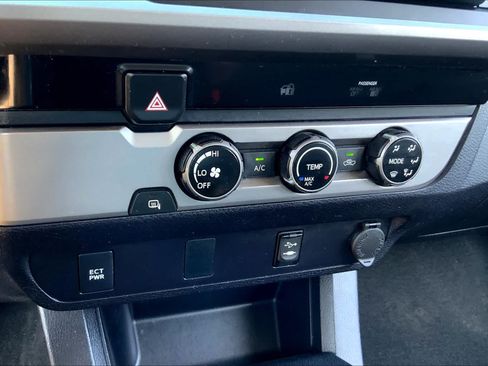 Used 2017 Toyota Tacoma SR5 w/ Tow Package RWD image 32