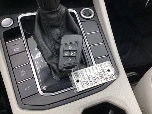 Used 2020 Volkswagen Jetta SE w/ SE Cold Weather Package image 42