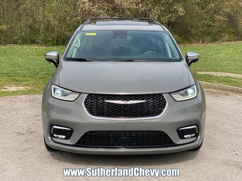 Used 2023 Chrysler Pacifica Limited image 2