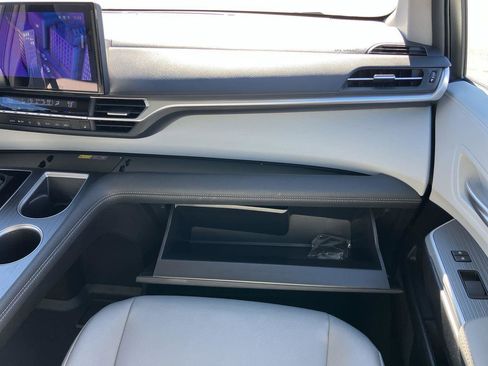 Used 2025 Toyota Sienna XLE image 15