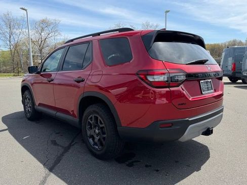Used 2025 Honda Pilot TrailSport image 5