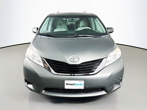 Used 2011 Toyota Sienna LE w/ Towing Pkg FWD image 2