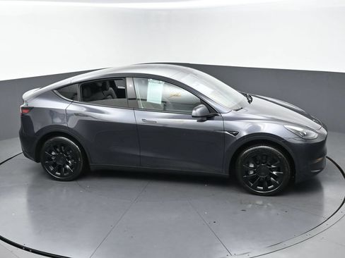 Used 2024 Tesla Model Y 2WD image 2