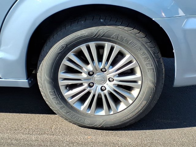 Used 2013 Chrysler Town & Country Touring-L w/ Driver Convenience Group FWD image 7