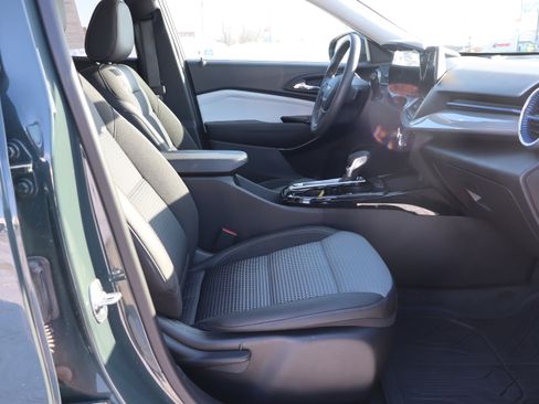 Used 2025 Chevrolet Trax LT w/ LPO, Blackout Package image 13