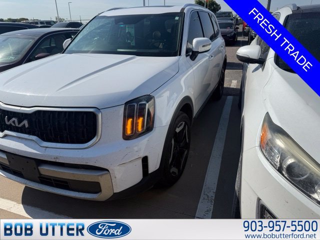 Used 2024 Kia Telluride EX w/ EX Captain's Chair Package FWD image 2