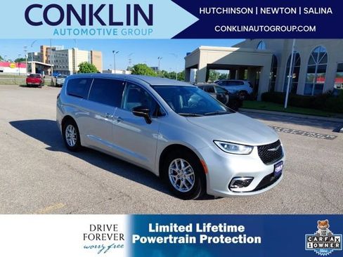 Used 2024 Chrysler Pacifica Touring-L FWD image 1