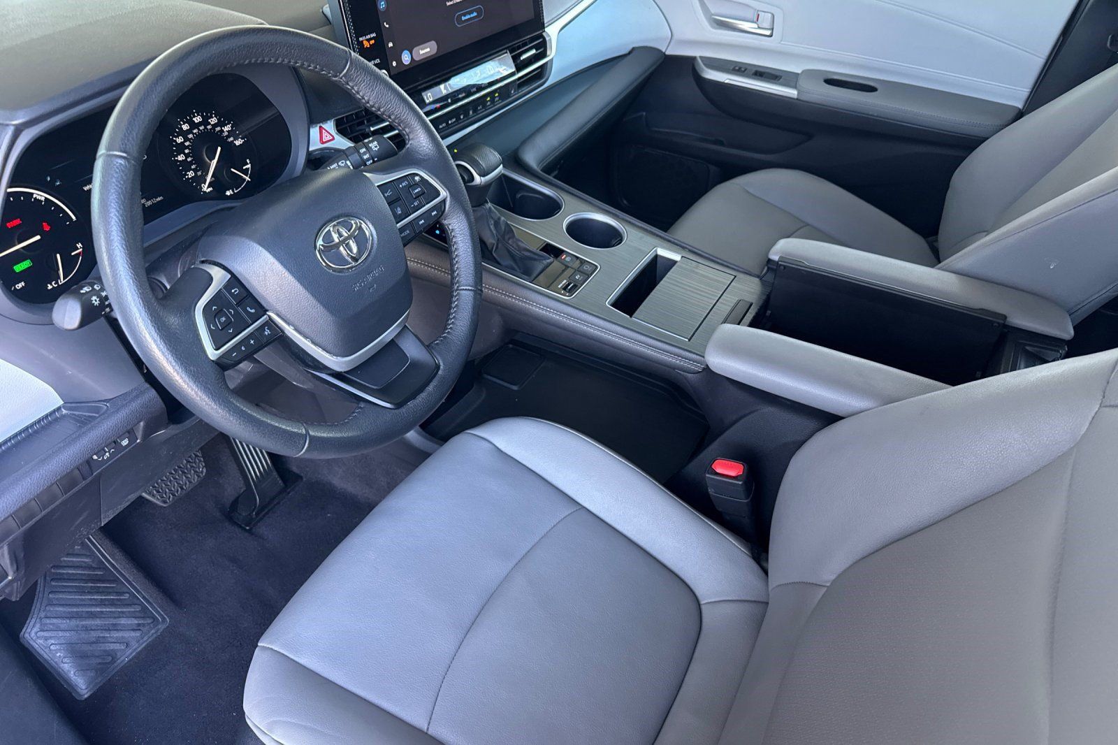 Used 2026 Toyota Sienna XLE FWD image 4