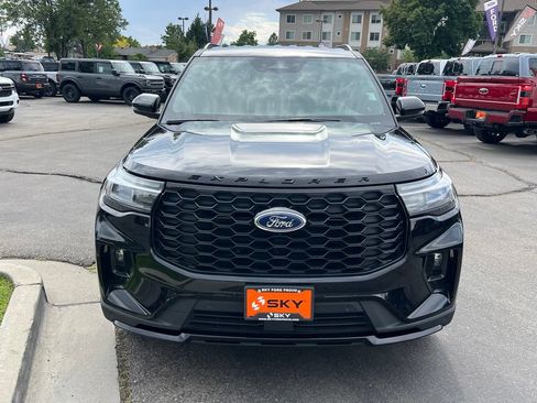 Used 2025 Ford Explorer ST-Line w/ ST-Line Street Pack AWD/4WD image 4