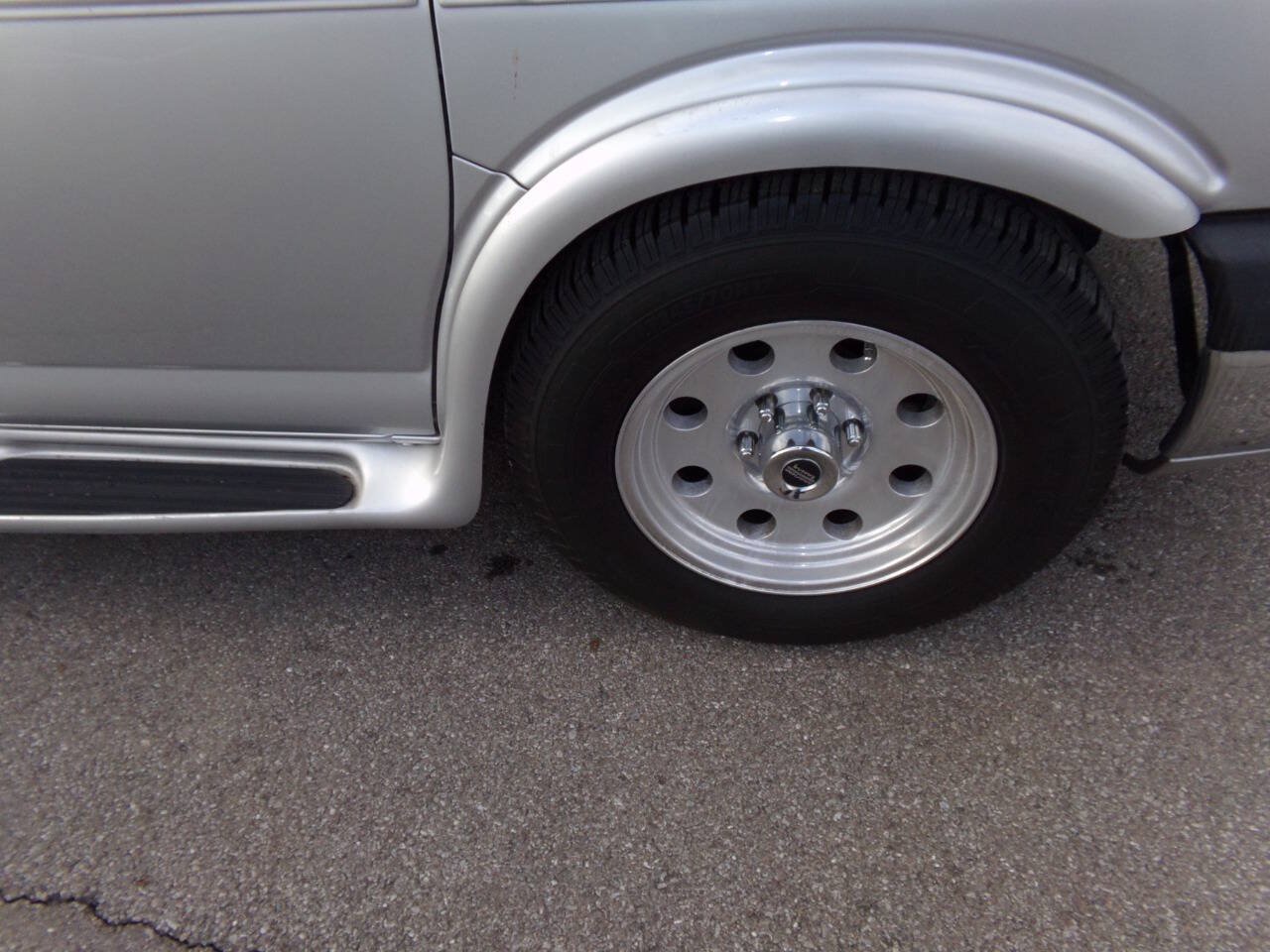 Used 2010 GMC Savana 1500 w/ Preferred Equipment Group RWD image 44
