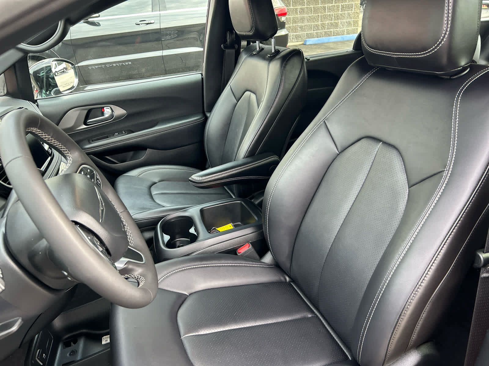 Used 2025 Chrysler Pacifica Select FWD image 12