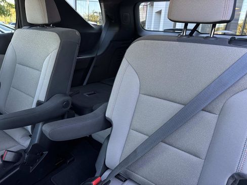 Used 2025 Chevrolet Traverse LT image 13