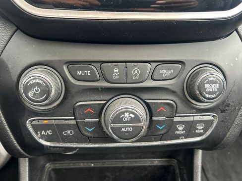 Used 2019 Jeep Cherokee Limited AWD/4WD image 25