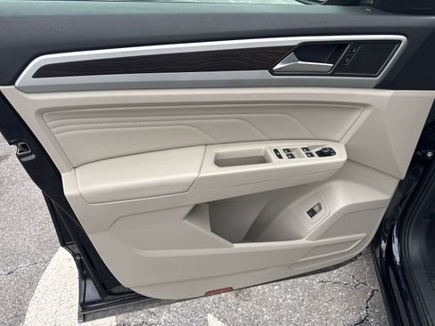 Certified 2023 Volkswagen Atlas SE w/ Black Wheel Package image 11