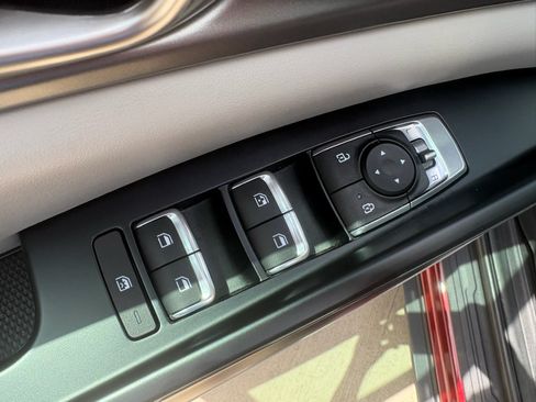 Used 2024 Kia Carnival LX FWD image 11
