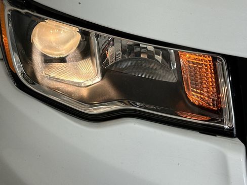 Used 2017 Jeep Grand Cherokee Limited AWD/4WD image 9