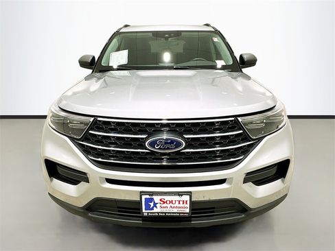 Used 2024 Ford Explorer XLT image 2