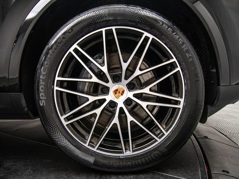 Used 2025 Porsche Cayenne AWD/4WD image 28