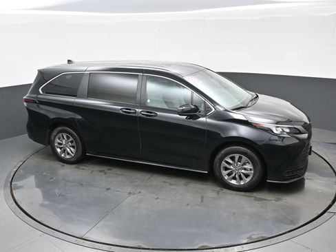 Used 2024 Toyota Sienna LE image 41