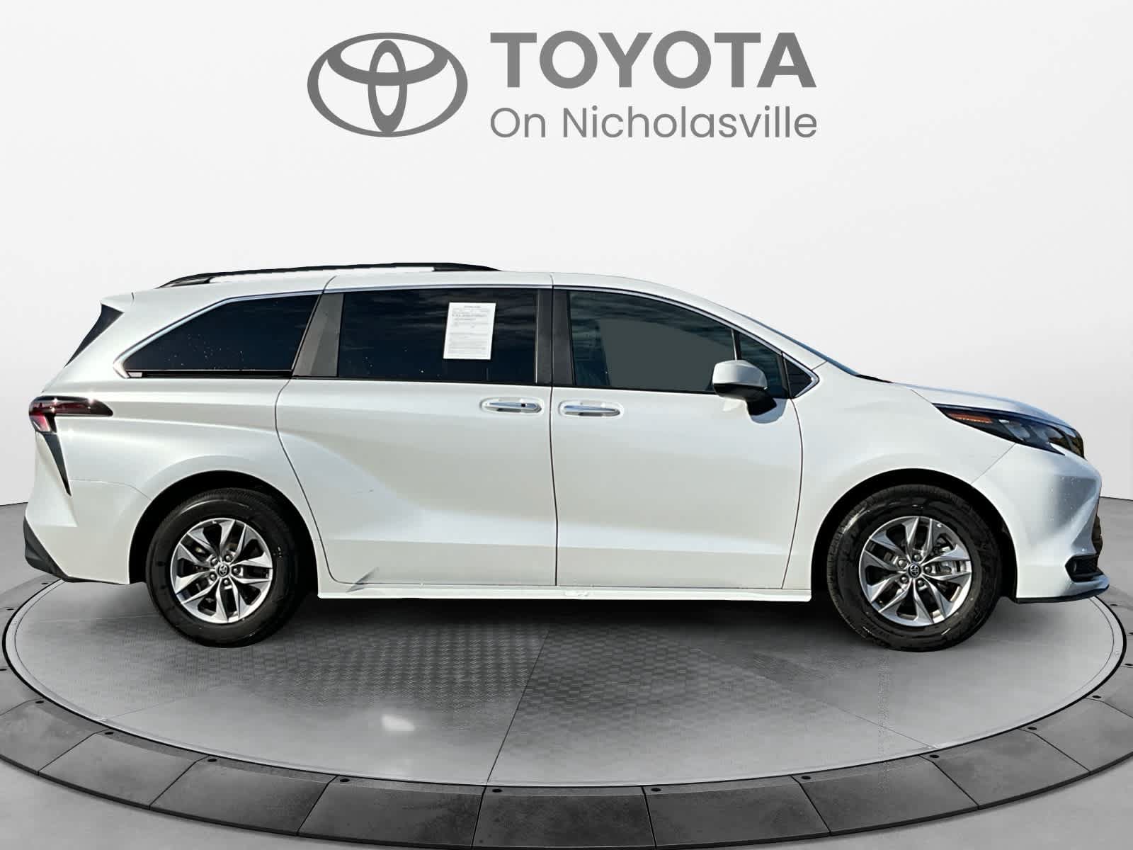 Used 2026 Toyota Sienna XLE FWD image 6