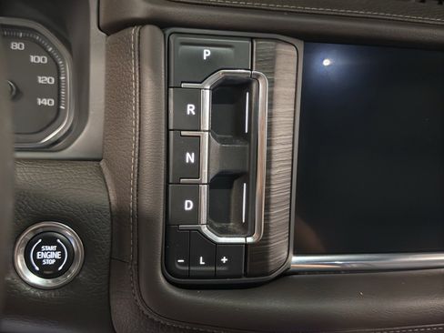 Used 2021 GMC Yukon Denali w/ Denali Premium Package image 13