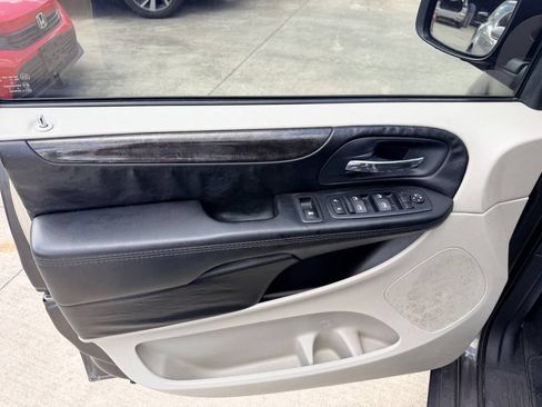 Used 2015 Dodge Grand Caravan SXT w/ UConnect Hands-Free Group FWD image 5
