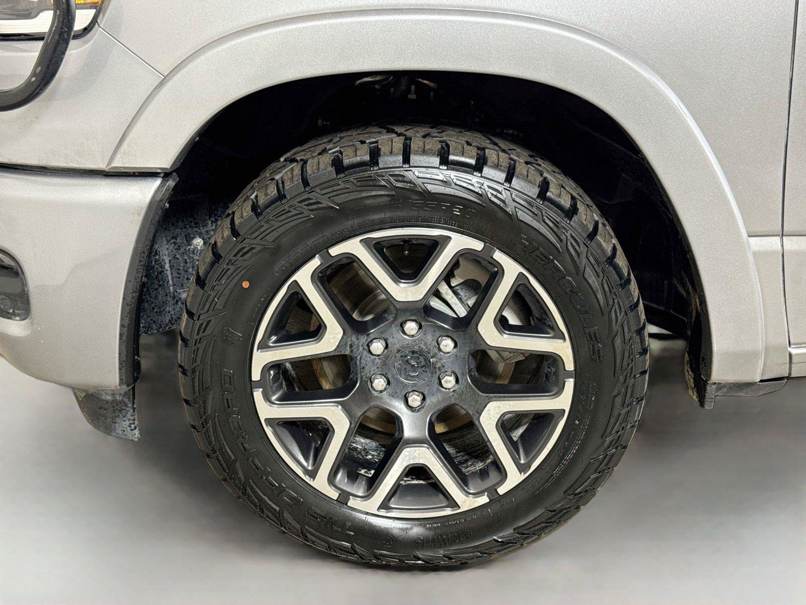 Used 2025 RAM 1500 Laramie AWD/4WD image 29