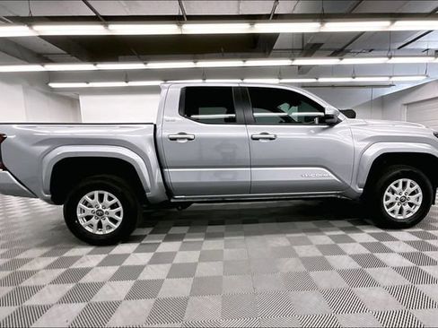 Used 2025 Toyota Tacoma SR5 AWD/4WD image 15